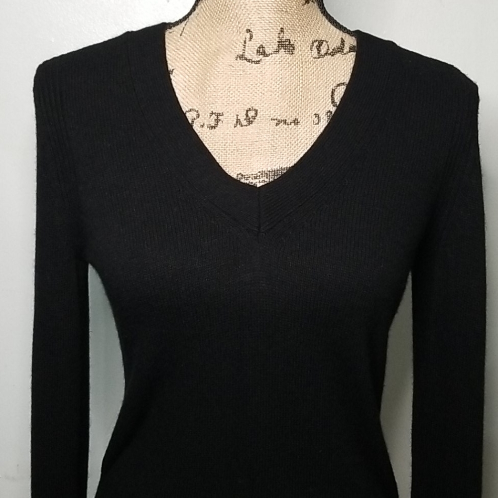 BANANA REPUBLIC ITALIAN YARN V-NECK SWEATER - Picture 4 of 11
